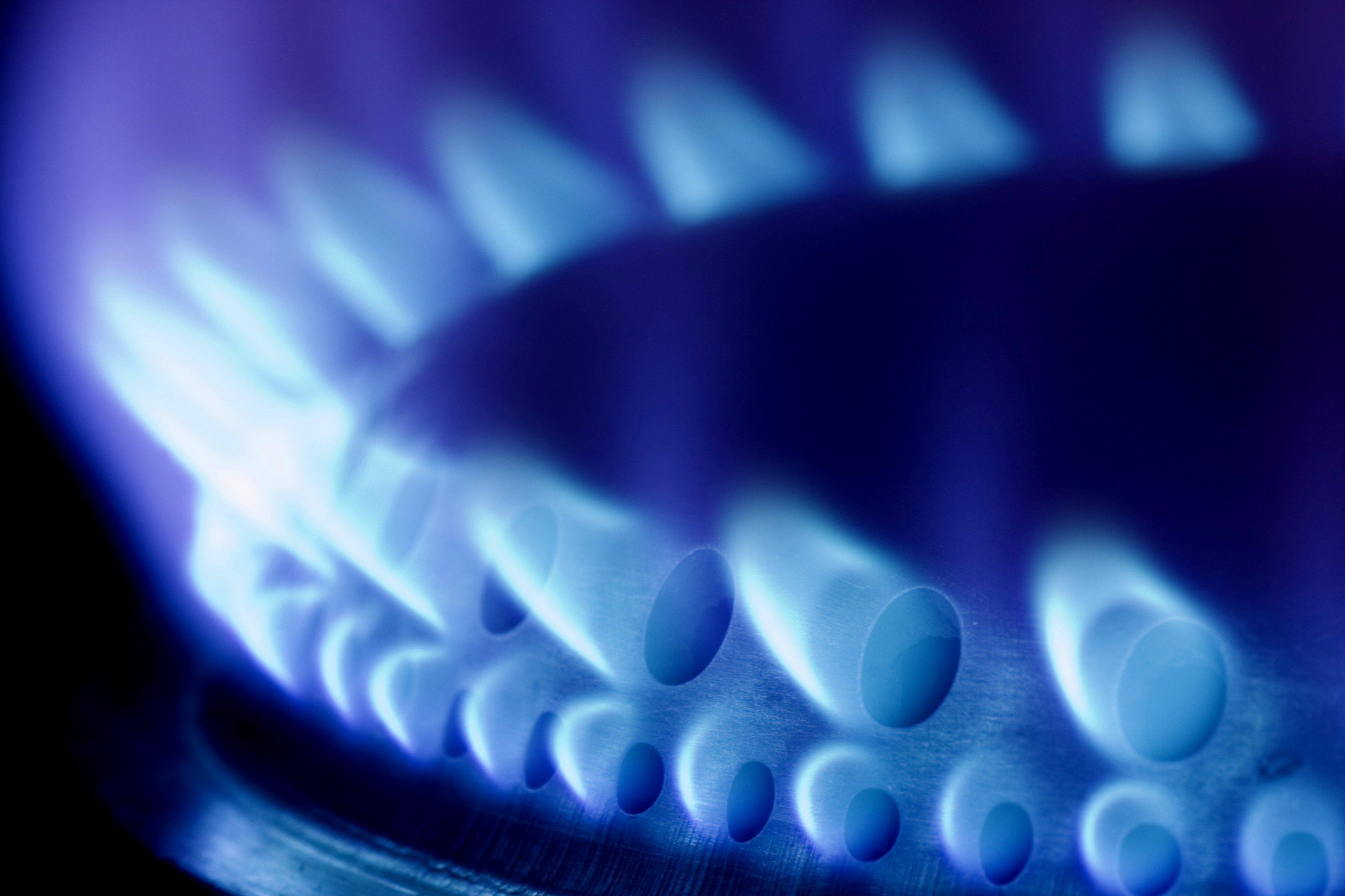 Gas range cooktop burner with blue flame